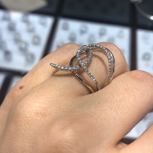 Beautiful diamond ring new! - Picture 2 of 4